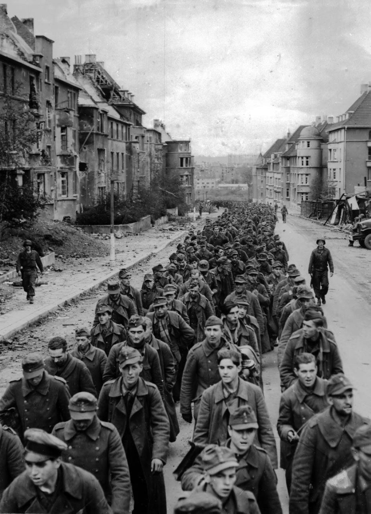 1944
مدينة آخن الألمانية تسقط في أيدي القوات الأمريكية خلال الحرب العالمية الثانية
