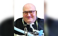 طالب ماجستير يتجاوز التحديات الحركية بقوة الإرادة