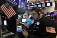 ارتفاع "وول ستريت".. ومؤشرات أوروبا تعاني تواصل الاحتجاجات