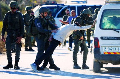 قوات إسرائيلية تفتش مزارع فلسطيني أثناء محاولته الوصول إلى أراضيه جنوب نابلس في الضفة | إي.بي.إيه
