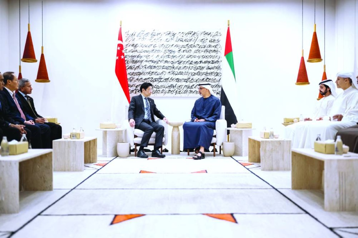 خالد بن محمد يبحث ورئيس وزراء سنغافورة علاقات البلدين