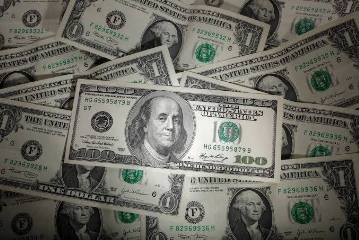 الدولار يتماسك وسط توترات الشرق الأوسط