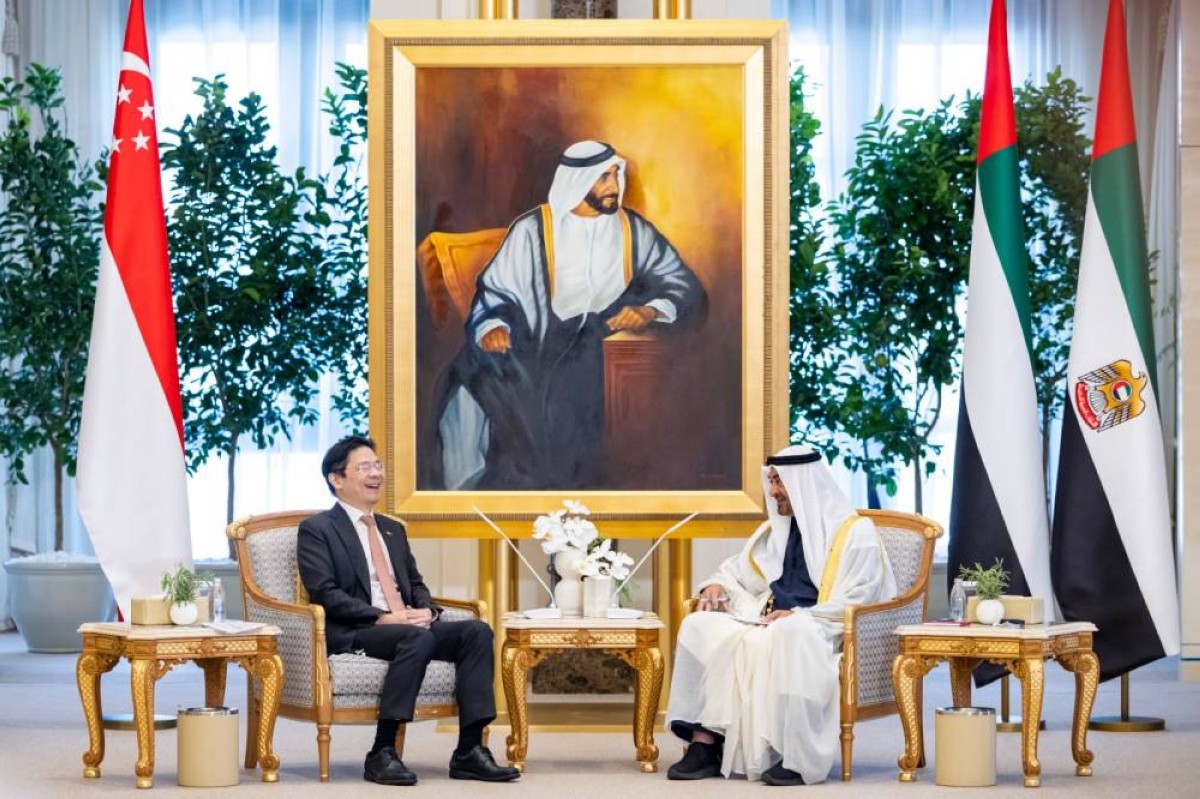 رئيس الدولة ورئيس وزراء سنغافورة يبحثان علاقات التعاون والتطورات الإقليمية