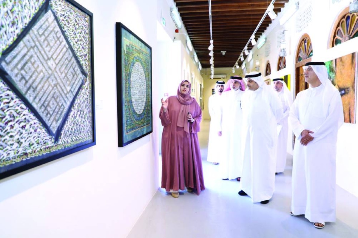نائب القنصل الكويتي يزور معارض ملتقى الشارقة للخط