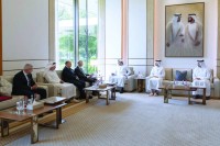 مكتوم بن محمد مستقبلاً جورج الحديري بحضور محمد الحسيني ومحمد لوتاه
