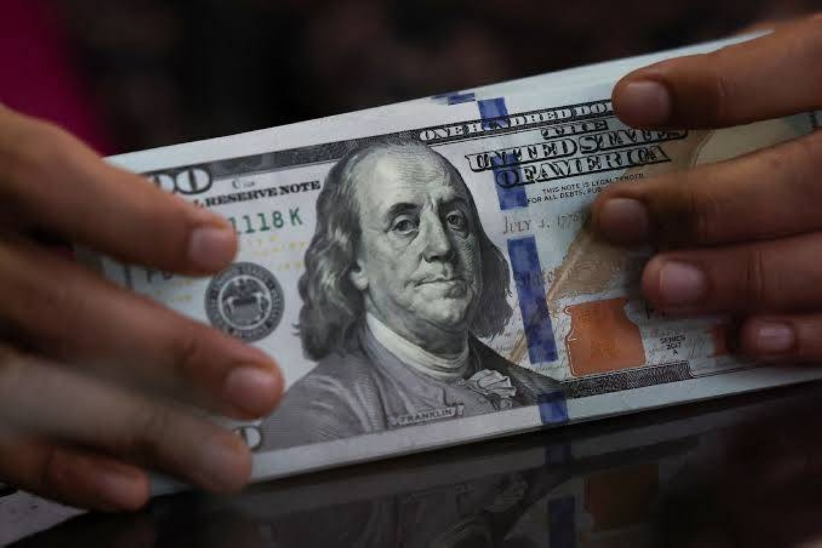 الدولار يتوقف عن التراجع في انتظار قرارات الفائدة