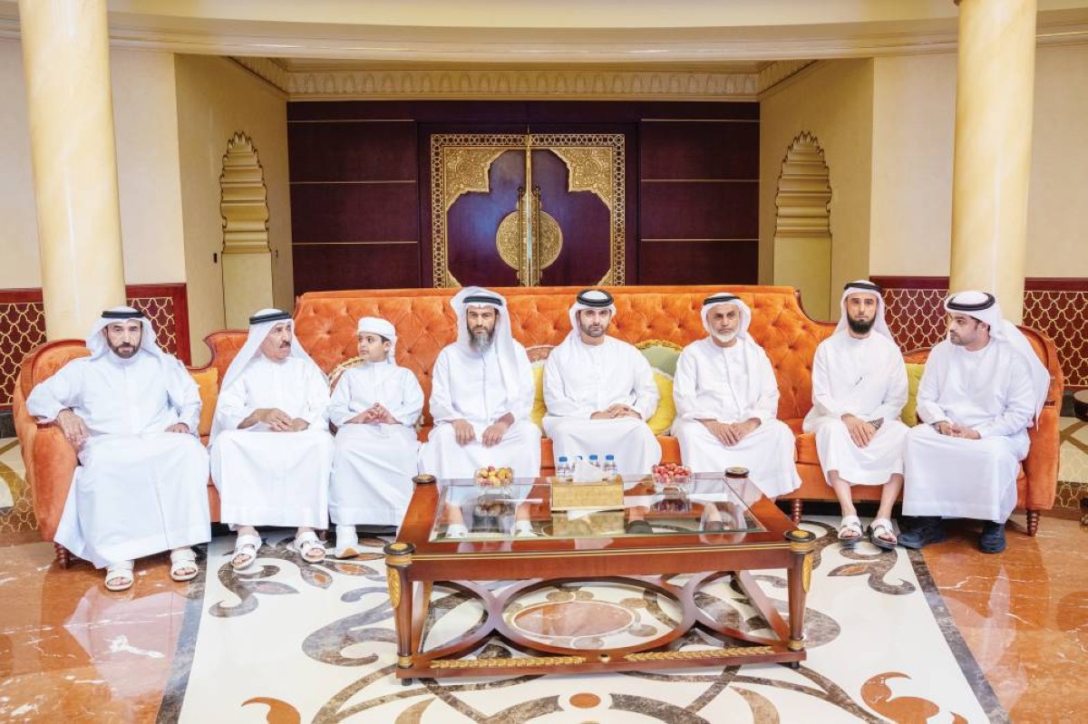 منصور بن محمد مقدّماً واجب العزاء بحضور علي وسيف الشعفار