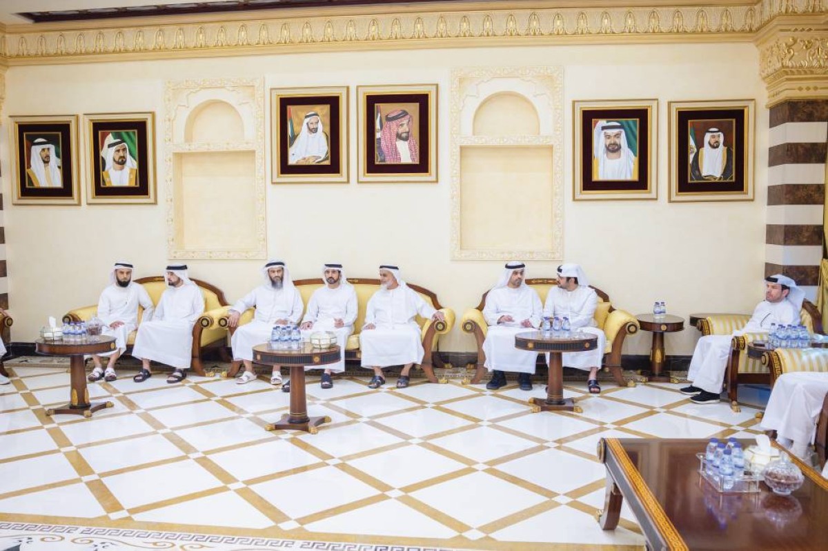 حمدان ومكتوم وأحمد بن محمد خلال تقديمهم واجب العزاء بحضور أحمد المهيري