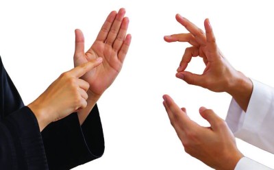 لغة الإشارة.. حوار على أطـراف الأصابع