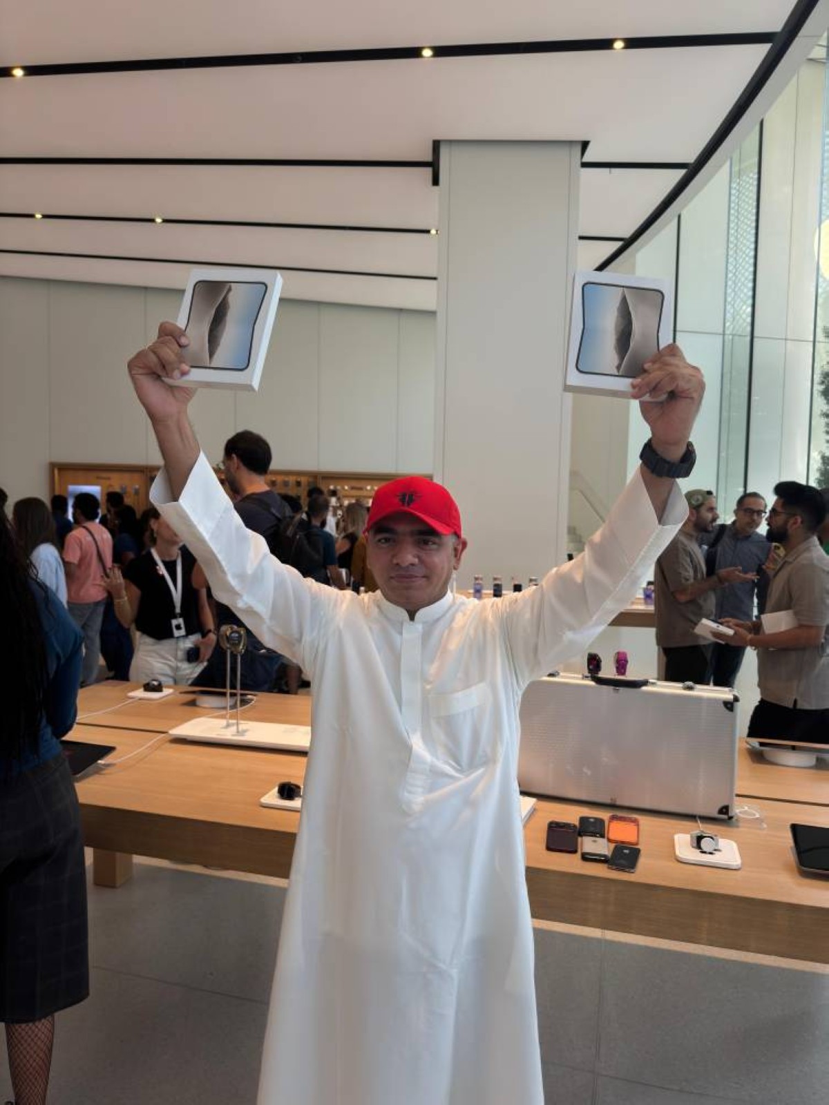 بدء تسليم «آيفون ديو» القابل للطي في الإمارات