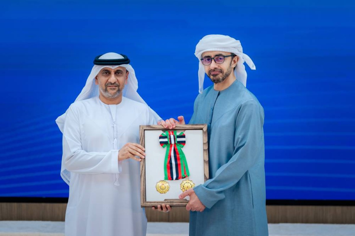 رئيس الدولة يمنح 8 دبلوماسيين «وسام زايد» و«وسام الاستقلال»