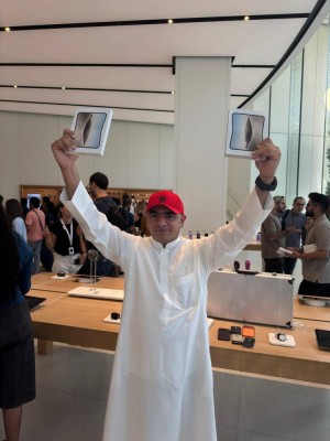 بدء تسليم «آيفون ديو» القابل للطي في الإمارات