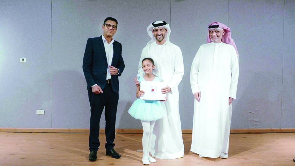 سلطان بن أحمد خلال تكريمه إحدى منتسبات الباليه | من المصدر