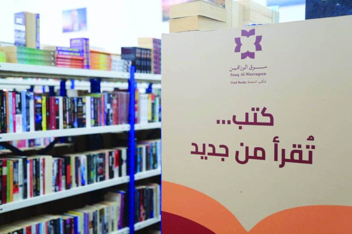 الشارقة في 25 أكتوبر/ وام / افتتحت مدينة الشارقة للخدمات الإنسانية سوق الوراقين للكتب المستعملة بحلّته الدائمة بمقر المدينة باليرموك ضمن خطوة تعزّز استدامة إحدى مبادراتها الثقافية والمجتمعية ومواصلة مسيرة بدأت قبل نحو عقدين بمهرجان الكتاب المستعمل تطوّرت عبر السنوات لتصبح تجربة راسخة في تشجيع القراءة وتداول الكتب وإتاحة المعرفة أمام مختلف فئات المجتمع.
وأكدت سعادة الشيخة جميلة بنت محمد القاسمي رئيس مدينة الشارقة للخدمات الإنسانية أن افتتاح سوق الوراقين للكتب المستعملة بحلته الدائمة يمثل امتداداً لمسيرة ثقافية ومجتمعية آمنت المدينة بأهميتها منذ عام 2006 وأن تطور المبادرة من مهرجان دوري إلى سوق مستمر يعكس أهمية الاستجابة لاحتياجات المجتمع والعمل على استدامة المبادرات التي تحقق أثراً معرفياً وإنسانياً ملموساً.
وقالت إن قيمة الكتاب لا تتوقف عند ثمنه ولا تنتهي بانتهاء قراءته بل تكمن في المعرفة التي يحملها والأفكار التي يوقظها والآفاق التي يفتحها أمام الإنسان ومن هذا المنطلق لم يكن مهرجان الكتاب المستعمل منذ انطلاقته مجرد فعالية لعرض الكتب وتداولها وإنما مبادرة تؤمن بأن المعرفة حق ينبغي أن تتاح فرص الوصول إليه وأن الكتاب يستحق أن يواصل رحلته من قارئ إلى آخر حاملًا معه تجارب وأفكاراً جديدة.
وأوضحت سعادتها أن الأثر الذي تسعى المدينة إلى تحقيقه من خلال سوق الوراقين يتجاوز تشجيع القراءة وإتاحة الكتب بأسعار مناسبة ليشمل تعزيز ثقافة التبرع والتطوع والمشاركة المجتمعية وترسيخ مفهوم الاستدامة عبر إعادة استخدام الكتب وإطالة عمرها المعرفي فضلًا عن توفير إيرادات تسهم في دعم البرامج والخدمات التي تقدمها المدينة للأشخاص ذوي الإعاقة.
وقالت: نحن ننظر إلى سوق الوراقين بوصفه مساحة يلتقي فيها البعد الثقافي بالمسؤولية المجتمعية فالكتاب الذي يتبرع به شخص قد يصبح مصدر معرفة وإلهام لشخص آخر، ومشاركة الأفراد في جمع الكتب وفرزها وتنظيمها وتداولها تعزز قيم العطاء والعمل التطوعي والانتماء للمجتمع كما أن إعادة تداول الكتب تجسّد مفهوماً عملياً للاستدامة يقوم على حسن استثمار الموارد وتقليل الهدر وتعظيم الفائدة من الأشياء التي نملكها.
وأكدت أن تخصيص عائدات المبادرة لدعم برامج وخدمات الأشخاص ذوي الإعاقة يمنحها بعداً إنسانياً إضافياً مشيرةً إلى أن الثقافة والعمل المجتمعي قادران على الالتقاء في مبادرات تحقق منفعة عامة وتتيح لأفراد المجتمع المشاركة في دعم الخدمات المقدمة للأشخاص ذوي الإعاقة إلى جانب الاستفادة من الفرص التي يوفرها السوق للقراءة والتعلّم واكتشاف عوالم معرفية جديدة.
وتشكّل منصة التبرع بالكتب أحد المكونات الأساسية لفكرة السوق إذ تمنح أفراد المجتمع فرصة المشاركة المباشرة في استدامة المبادرة من خلال تقديم الكتب التي لم يعودوا بحاجة إليها لتتاح أمام قراء آخرين فرصة الاستفادة منها وتعبّر هذه الفكرة عن رؤية تنظر إلى الكتاب باعتباره مورداً ثقافياً قابلًا لتجدد المنفعة لا مادةً تفقد قيمتها بمجرد انتهاء قراءتها.
وتقوم المبادرة على تشجيع التبادل المجتمعي للكتب بحيث يستطيع الزائر التبرع بكتاب والحصول على كتاب، في تجربة تجمع بين العطاء والاستفادة وتحوّل المشاركة الثقافية إلى ممارسة بسيطة يمكن للجميع الإسهام فيها.
كما تتيح هذه الآلية فرصة لتجديد محتويات المكتبات المنزلية وتشجيع الأطفال واليافعين والبالغين على اكتشاف عناوين وموضوعات جديدة وتعزيز العلاقة بالقراءة خارج الأطر التقليدية.
وتنسجمُ المبادرة مع رسالة مدينة الشارقة للخدمات الإنسانية في تقديم خدمات نوعية للأشخاص ذوي الإعاقة وتعزيز مشاركتهم في المجتمع وتطوير البرامج التي تستجيب لاحتياجاتهم وفق أفضل الممارسات كما تعكس التزام المدينة بتوسيع مجالات العمل الثقافي والتطوعي وإيجاد فرص تتيح لأفراد المجتمع المشاركة في مبادرات ذات أثر اجتماعي وإنساني مستدام.