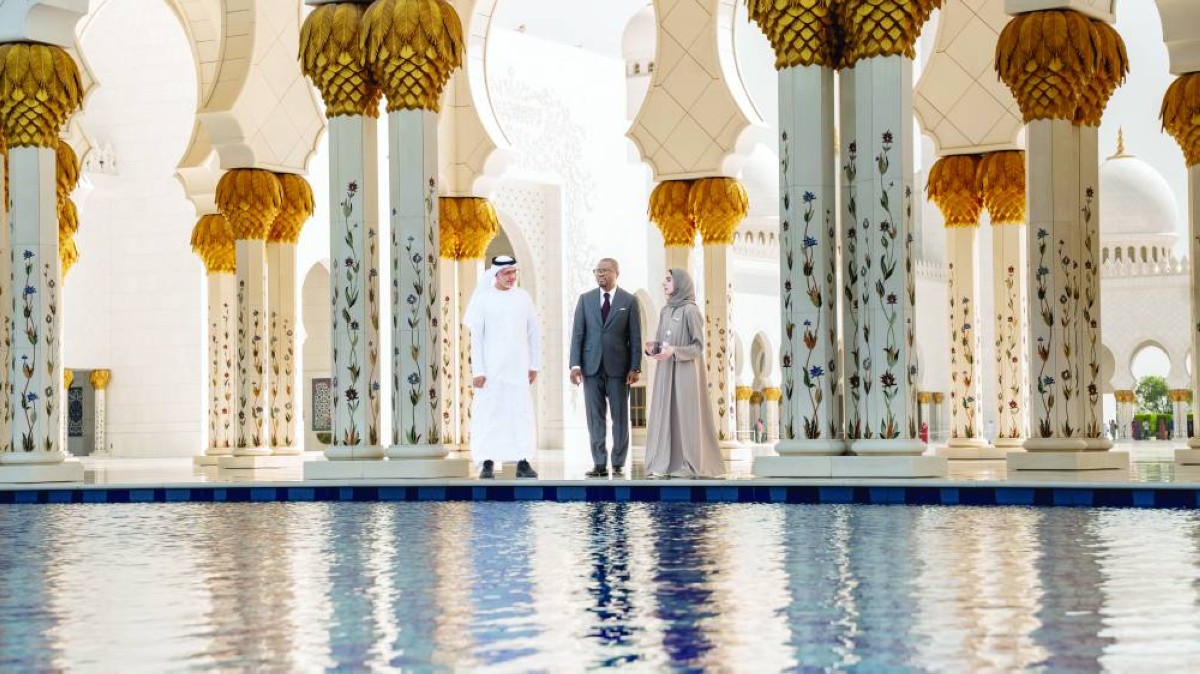 رئيس بنين يزور جامع الشيخ زايد في أبوظبي