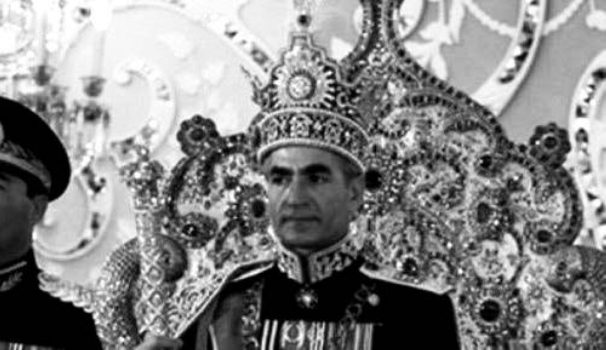 1967 محمد رضا بهلوي يتوّج نفسه إمبراطوراً على إيران
