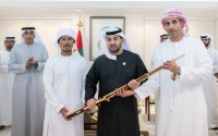 حمدان بن زايد يشهد ختام مهرجان الظفرة الرابع لسباقات الهجن ويتوّج الفائزين في أشواط الرموز