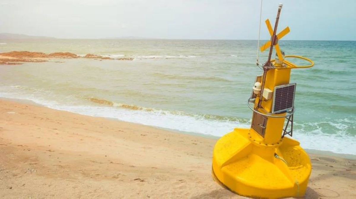 لماذا تُزوَّد بعض العوامات البحرية بألواح شمسية؟