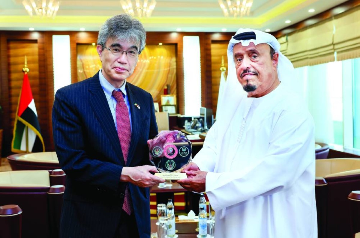 ضاحي خلفان يهدي القنصل الياباني درعاً تذكارية | من المصدر