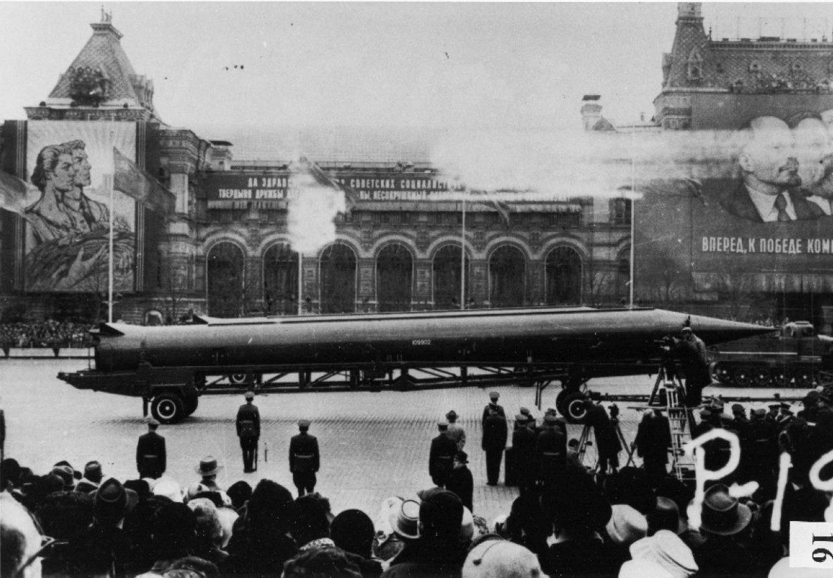 1960  نهاية أزمة الصواريخ الكوبية بعد أن اتفق الرئيسان جون كينيدي ونيكيتا خروتشوف

