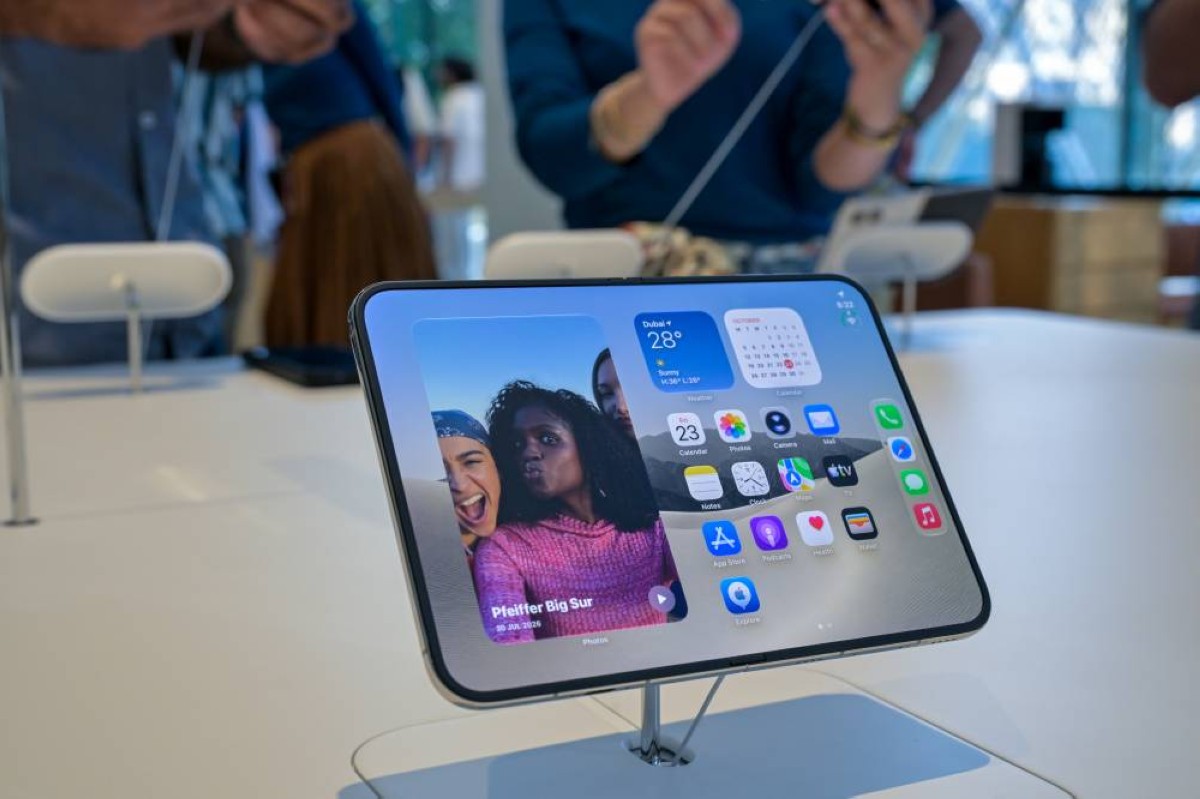 A general view of i phone Duo launch at apple store Dubai Mall in Dubai. October 23 2026. Photo by Ashok Verma
