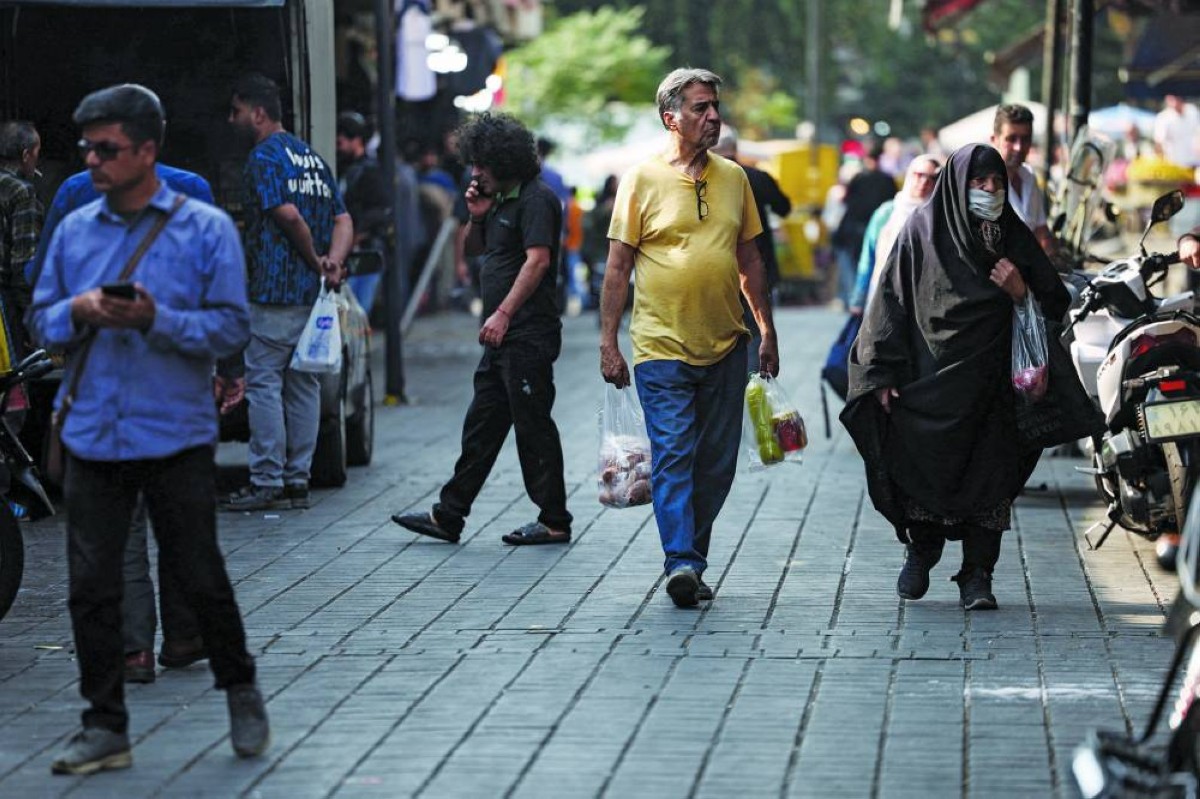 أشخاص يتجولون في سوق بطهران في ظل الأزمة الاقتصادية التي أرهقت الإيرانيين | رويترز