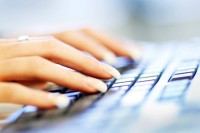 نقرة تحرّك البنوك والشاحنات.. ماذا يحدث عندما تضغط زر شراء؟