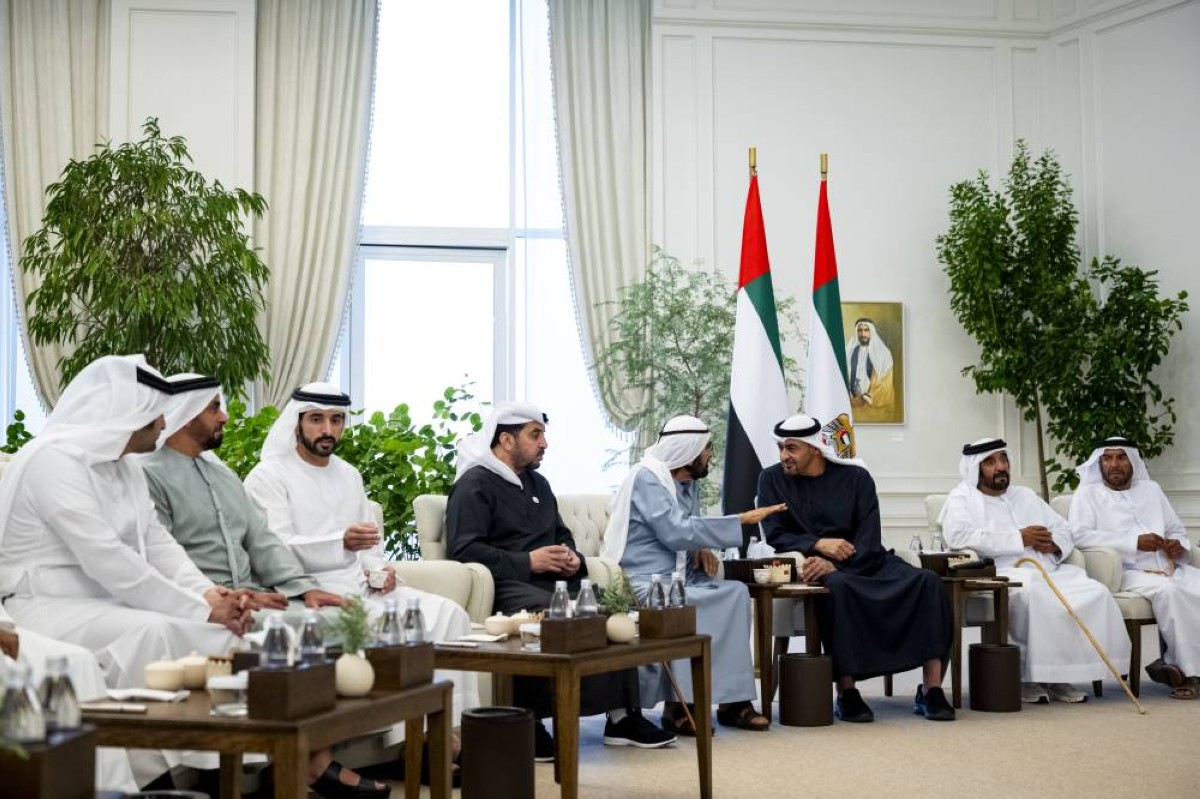 محمد بن زايد ومحمد بن راشد خلال استقبال طاقم «فلاي دبي»: أمن الإنسان أولوية والقيمة الأسمى للإمارات