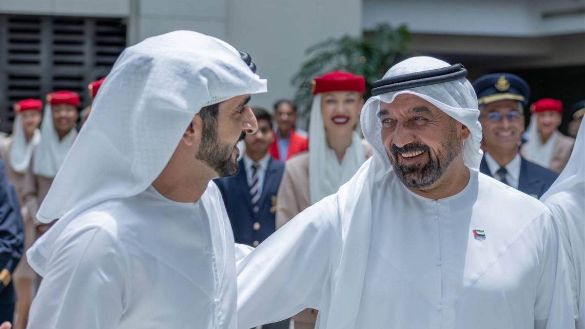حمدان بن محمد يمنح «جائزة دبي الأفعال» لأحمد بن سعيد تقديراً لدوره في تطوير قطاع الطيران
