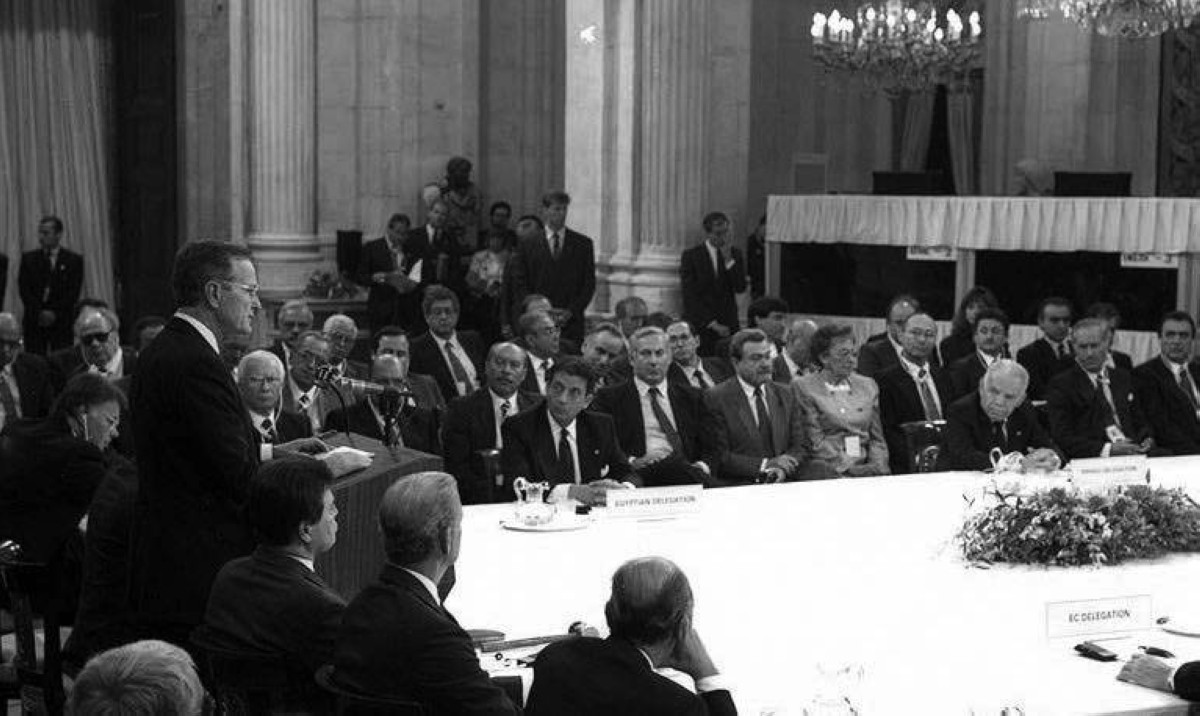 1991 - انعقاد مؤتمر مدريد للسلام في الشرق الأوسط بإشراف الاتحاد السوفييتي وواشنطن.
