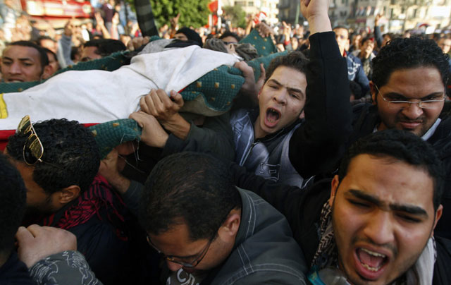 الصورة: المتظاهرون خلال تشييع جثمان أحد الشهداء