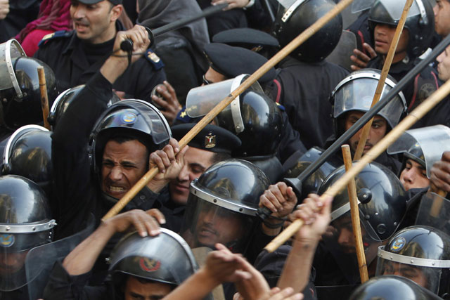 الصورة: شرطة مكافحة الشغب تشتبك مع المتظاهرين في القاهرة، 26 يناير 2011