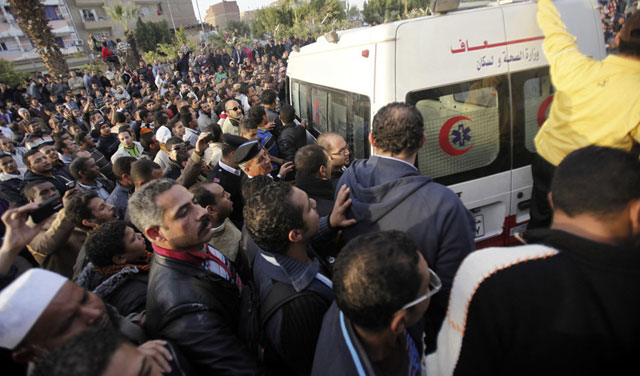 الصورة: متظاهرون يحيطون بسيارة الإسعاف التي تنقل الشهيد غريب عبد العزيز عبد اللطيف في مدينة السويس 26 يناير 2011