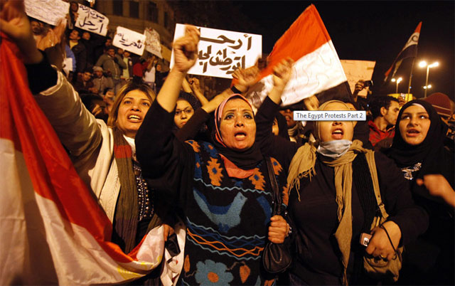 الصورة: المتظاهرين يرددون هتافات خلال المظاهرات في القاهرة، رويترز 29 يناير 2011