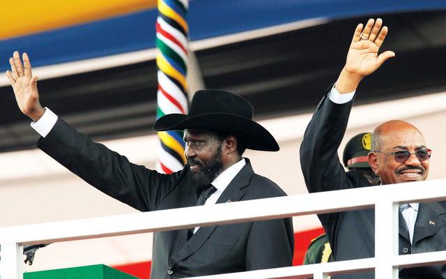 الصورة : الرئيسان البشير وسيلفا كير يحييان الجماهير المحتشدة في جوبا لمعايشة اللحظة التاريخية (رويترز)