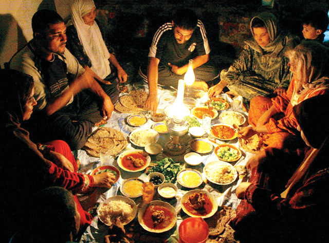 الإفطار العائلي صلة رحم وطقس رمضاني خاص ملاحق رمضان وجبة إفطار البيان