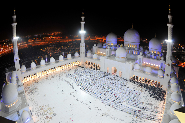 37 ألف مصل يؤدون صلاة القيام في ليلة 27 رمضان في جامع الشيخ زايد الكبير
