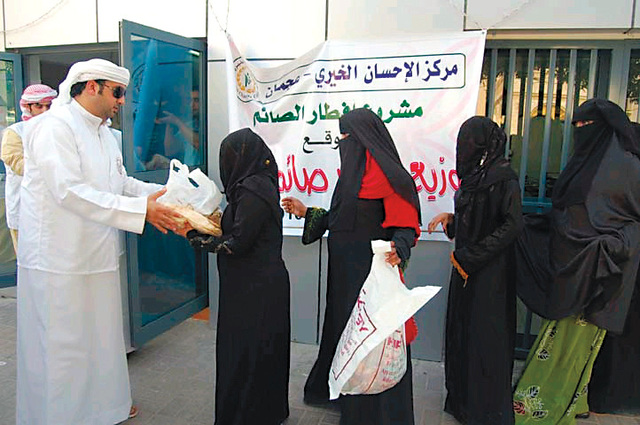 مواطنون يفتحون صدورهم للعمل التطوعي ملاحق رمضان علاقات ومساعدات البيان