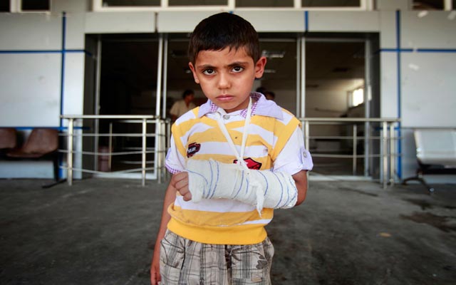 الصورة: طفل أصيب بكسر في ذراعه خلال هجوم صاروخي على الزاوية. رويترز