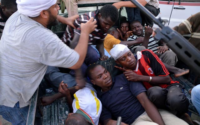 الصورة: مرتزقة يشتبه  في أنهم أعضاء في قوات القذافي داخل شاحنة للثوار بالزاوية. أ ف ب