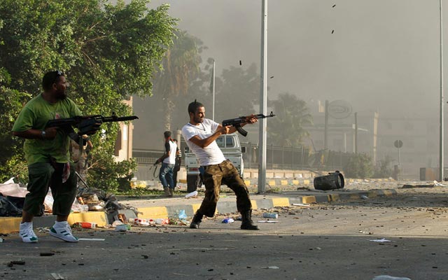 الصورة: ثوار ليبيون في آخر محاولة لإخراج قوات معمر القذافي من منطقة أبو سالم. رويترز