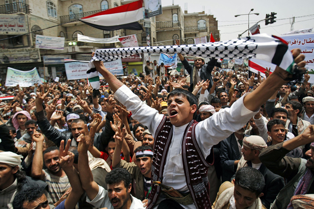 الصورة: متظاهر يندد بشعارات مناهضة للحكومة في اليمن