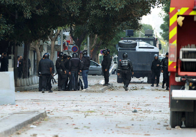 الصورة: شرطة مكافحة الشغب تحيط بمتظاهر خلال اشتباكات في العاصمة التونسية