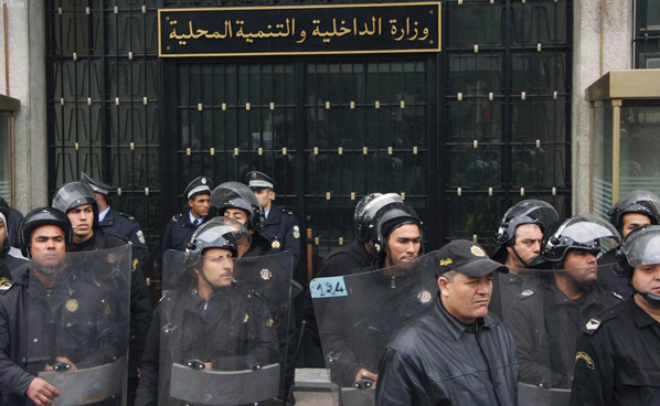 الصورة: شرطة مكافحة الشغب تحرس مدخل وزارة الداخلية