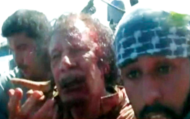 الصورة : القذافي في صورة تلفزيونية مقبوضاً عليه قبل قتله أمس