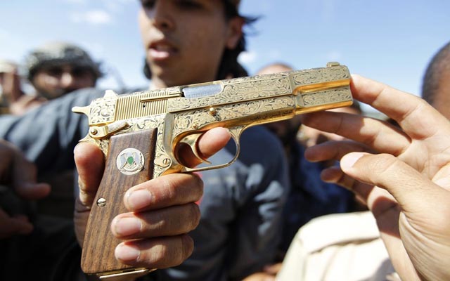 الصورة: مسدس القذافي الذهبي