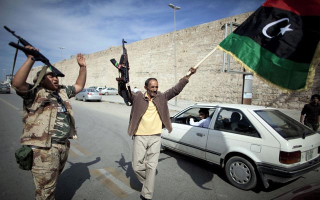 الصورة: احتفالات في طرابلس عقب الإعلان عن مقتل القذافي
