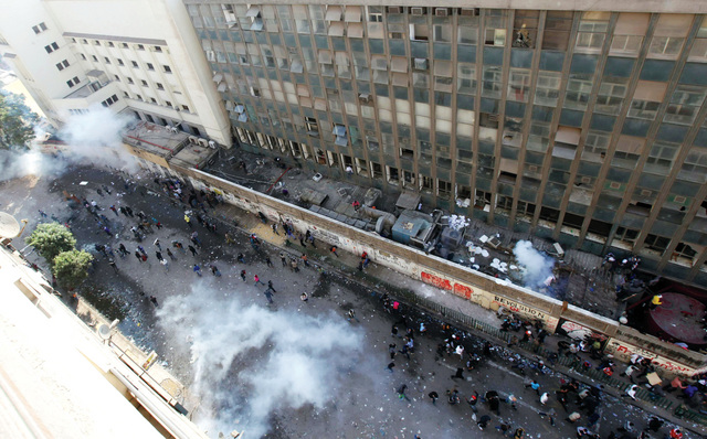 الصورة : مواجهات بين قوات مكافحة الشغب المصرية ومحتجين في أحد الشوارع المؤدية إلى ميدان التحرير