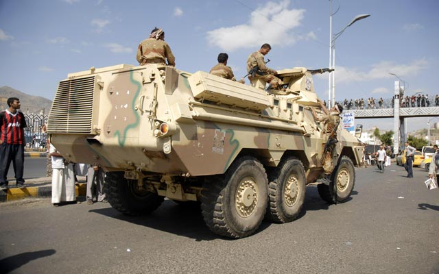 الصورة: جنود ينظمون إلى المتظاهرين الرافضين منح صالح الحصانة من الملاحقة