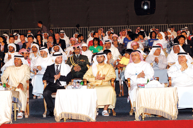 الصورة : منصور بن محمد يتابع مع كبار الحضور حفل افتتاح البطولة